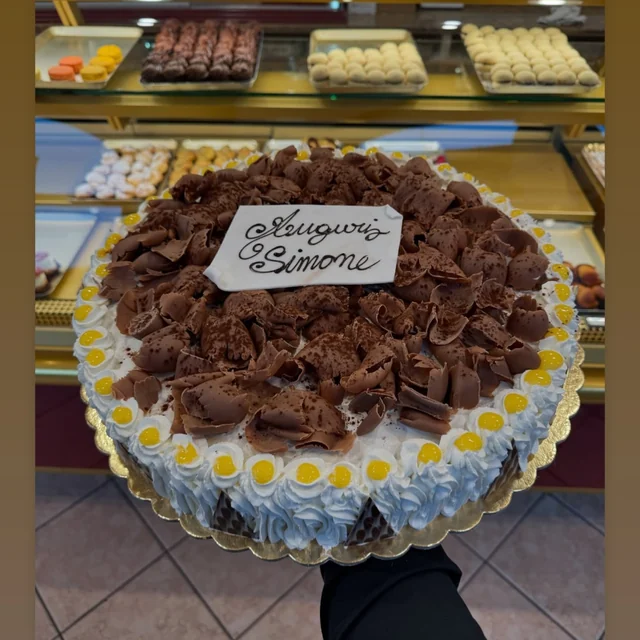 Torta da cerimonia decorata a mano — Cremeria delle Valli, Zogno
