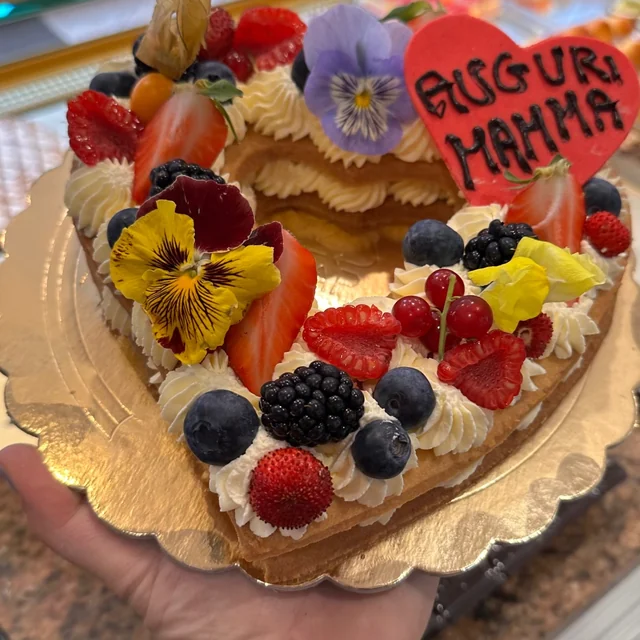 Cream tarte decorata a mano — Cremeria delle Valli, Zogno