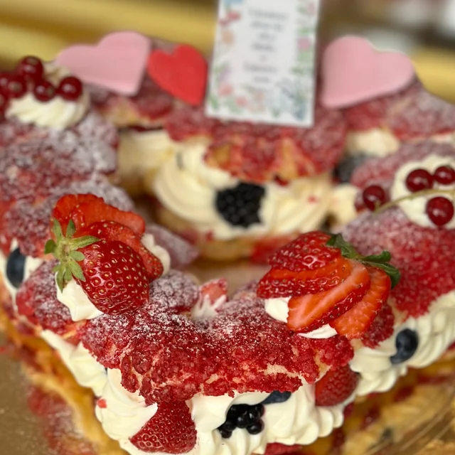 Torta artigianale con panna e frutta fresca — Cremeria delle Valli, Zogno