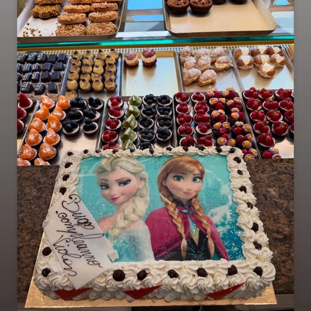 Ugly cake con decorazioni golose — Cremeria delle Valli, Zogno